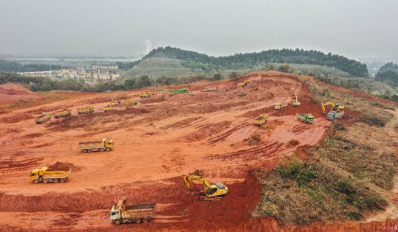 图3  12月13日，在富溪片区，大型挖土机正在对场地进行平整。西江日报记者  梁小明  摄.JPG